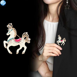 Broche licorne mignonne, bijoux cadeau, alliage plaqué or, émail blanc et noir, broche de cheval de dessin animé pour femmes et hommes, décoration de vêtements - Product Image 6