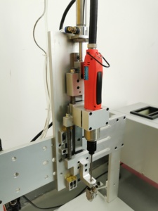 เครื่องขันสกรูอัตโนมัติแบบเคลื่อนที่ขึ้นลง รุ่น YS-L601 พร้อมระบบป้อนสกรูอัตโนมัติสำหรับประกอบอุปกรณ์อิเล็กทรอนิกส์ - Product Image 2