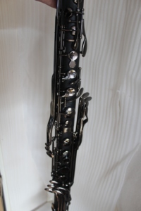<span class=keywords><strong>Clarinete</strong></span> bajo Bb <span class=keywords><strong>de</strong></span> alta calidad Eastern Music, <span class=keywords><strong>tipo</strong></span> Yamaha, niquelado, C bajo, cuerpo <span class=keywords><strong>de</strong></span> ebonita con acabado <span class=keywords><strong>de</strong></span> textura <span class=keywords><strong>de</strong></span> madera para interpretación. - Product Image 5