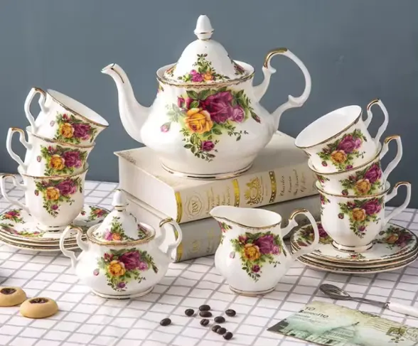 बिक्री के लिए नए डिजाइन यूरोपीय शैली बढ़िया बोन चाइना गुलाब डिजाइन चाय कप और चायदानी सेट