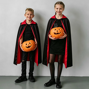 Vente en gros de cape de mascarade réversible avec col montant et capuche pour <span class=keywords><strong>Halloween</strong></span>, costume noir et rouge pour enfant et adulte - Product Image 3