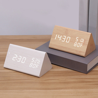 Horloge numérique de bureau en bois avec design triangulaire, alarme, commande vocale, affichage du calendrier, de la température et de l'humidité, horloge électronique de bureau