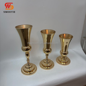 Precio al por mayor de SMOOTH: Elegantes jarrones de metal dorado en forma de trompeta con pedestal para centros de mesa de boda. - Product Image 4