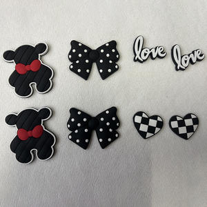 थोक pvc आकर्षण जूते सामान ट्रेंडी गुलाबी कस्टम डिजाइनर क्लोज सजावट के साथ फूल श्रृंखला कार्टून शैली बकल बैग आकर्षण - Product Image 5