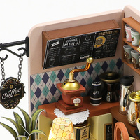 Maison de poupée miniature artisanale Hongda Factory S2301Z Transit Coffee en bois, kit de maison de poupée DIY avec housse anti-poussière