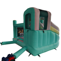 Château gonflable de luxe moderne pour enfants, idéal pour les fêtes et les festivals, coloris pastel, parfait pour les jeux.