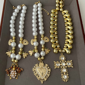 Elegante <span class=keywords><strong>Collana</strong></span> <span class=keywords><strong>con</strong></span> Perle e Perline Metalliche <span class=keywords><strong>con</strong></span> Ciondoli Simbolici tra cui <span class=keywords><strong>Coccinella</strong></span>, Cuore e Croce <span class=keywords><strong>con</strong></span> Zirconi Scintillanti - Product Image 1
