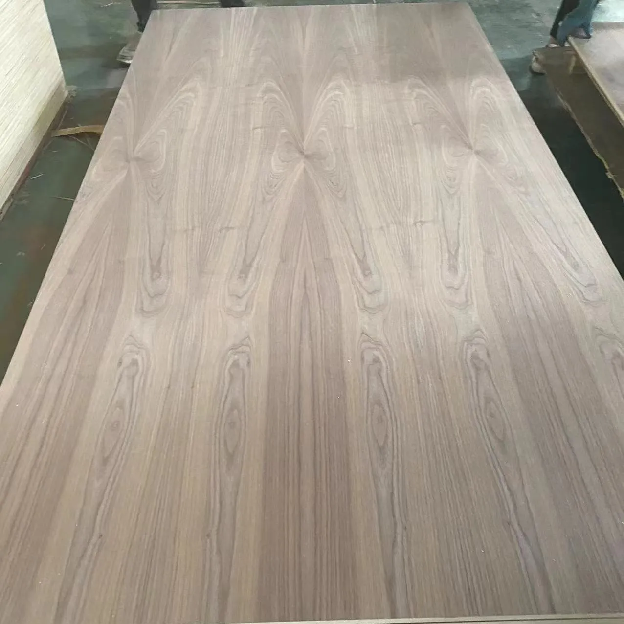 Venta al por mayor de muebles de alta calidad decoración laminada MDF nogal Fresno rojo roble elegante madera contrachapada con Fsc