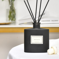 Diffuseur de roseaux d'huile essentielle de bouteille en verre de marque privée de luxe Diffuseur de roseaux avec liquide de bâtons de rotin
