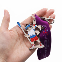 Porte-clés personnalisé en alliage métallique avec logo de personnage de dessin animé, porte-clés en émail personnalisé avec cordon en satin imprimé pour les événements sportifs