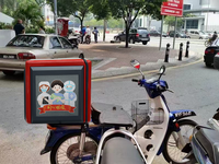 Boîte de livraison de repas LED P3 4G GPS avec écran LED extérieur 3 faces pour publicité de livraison à moto