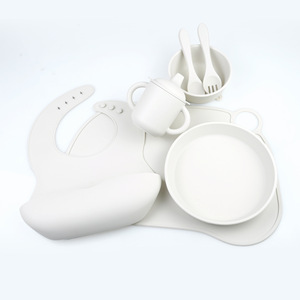 Juego de alimentación para bebés ecológico, libre de BPA, con logotipo personalizado al por mayor, cuchara, tenedor, plato y babero de silicona suave, apto para lavavajillas, para niños - Product Image 6