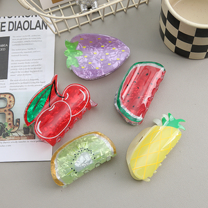 Barrettes en acrylique à motif de dessin animé, série fruits sucrés, style mignon, pour femmes, bijoux de mode, vente en gros, très populaires - Product Image 1
