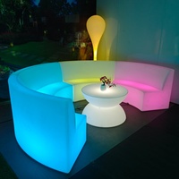 Meubles de bar et de discothèque modernes lumineux, bancs incurvés éclairés par LED à changement de couleur