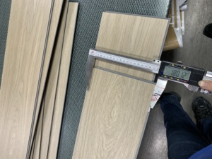 Interlock <span class=keywords><strong>SPC</strong></span> pisos hạt gỗ sàn sồi không thấm nước bấm vào tấm ván <span class=keywords><strong>SPC</strong></span> Sàn Vinyl gạch LVT sàn - Product Image 3