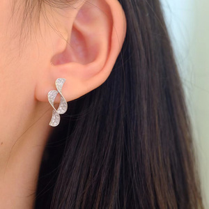 Orecchini a Perno Geometrici Scintillanti con Micro Pavé per Donne, Gioielli per Orecchie Semplici ed Eleganti alla Moda - Product Image 3