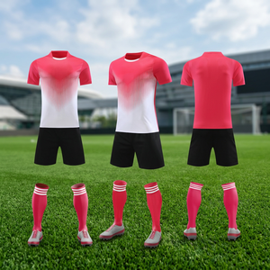 Ensemble de football pour hommes, maillot à manches courtes sublimé rouge et blanc dégradé, short noir, polyester respirant, toutes saisons - Product Image 4