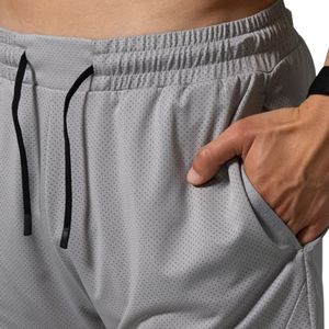 Shorts d'entraînement en mesh gris clair pour homme, séchage rapide, respirant, pour la gym et la course, avec taille élastique, légers, vêtements de sport actifs - Product Image 5