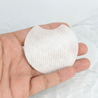 Tampon tonifiant semi-gel coloré bleu, concept rafraîchissant semi-gel, tampon tonifiant non-tissé en matière première sèche