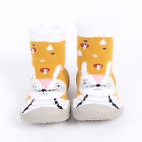 Chaussons bébé en tricot doux et moelleux jaune moutarde avec motif visage d'écureuil, bordure en peluche, semelle souple et flexible en TPE antidérapante – Vente en gros