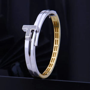 Bracelet personnalisé avec initiales en T et diamants plaqué or pour filles et femmes bijoux de mode élégants pour les occasions - Product Image 1