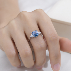 แหวนหมั้นเพชรบลูแฟนซีทรงคุชชั่น 18K ทองคำขาว รุ่น MSR-2183 ประดับเพชรสำหรับผู้หญิง สไตล์คลาสสิก - Product Image 3