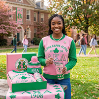 Ensemble cadeau bonnet pompon personnalisé avec logo, rose et vert, lettres grecques, souvenir universitaire pour sororité