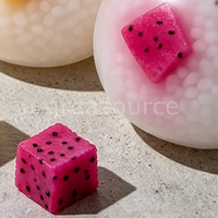 Accessoires de fruits artificiels en PVC faits à la main : Boules de riz collantes, cubes de mangue artificiels, demi-fraises, cubes de fruit du dragon simulés