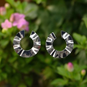 Pendientes de Moda con Diseño de Brazalete, Acero Inoxidable 316L, Baño de Oro PVD, Sostenibles y Resistentes - Product Image 3