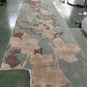 Alfombra Moderna Hecha a Mano con Diseño de Flores para Puerta, Pasillo de Hotel de Lujo, Corredor Comercial - Product Image 1