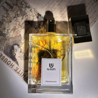 Flacon de parfum rectangulaire plat carré transparent personnalisé de 50 ml 100 ml avec pompe pulvérisateur à gouttelettes à sertir dorée de 15 mm pour diffuseur de Cologne