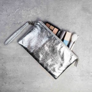 Sac de rangement cosmétique multifonctionnel en cuir PU argenté, avec fermeture à rabat, personnalisable avec logo, fabriqué en usine certifiée ISO BSCI - Product Image 6