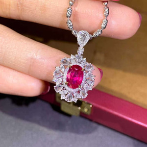 จี้รูปไข่ทับทิมสีแดงเลือดนกธรรมชาติ 1.52 กะรัต ทองคำขาว 18K ประดับเพชร 65 เม็ด ทรงรัศมี สำหรับผู้หญิง - Product Image 4