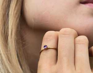 Plata de ley 92,5 con anillo de tecnología de Canal Clásico de forma redonda lisa de amatista púrpura natural pulida en oro - Product Image 5