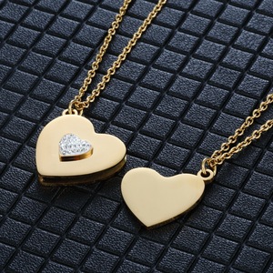 Collier à pendentif personnalisé avec lettre gravée en forme de cœur en acier inoxydable Collier à pendentif personnalisé avec nom et cœur d'amour pour <span class=keywords><strong>confidente</strong></span> - Product Image 2
