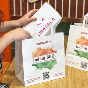 Sacs en papier personnalisés classiques, écologiques et recyclables pour le shopping, avec logo et couleur de poignée sur mesure, pour l'emballage de salades et d'aliments. - Product Image 4