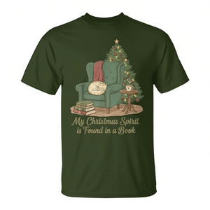 Camiseta gráfica Cozy Reading con diseño de espíritu navideño encontrado en un libro, talla unisex para adultos - Product Image 2