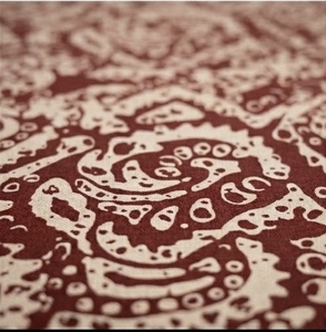 ผ้าพิมพ์ลายเรขาคณิตนามธรรมสีแดงคุณภาพดีเยี่ยม เนื้อผ้าวิสโคสเครปเนื้อนุ่มพลิ้วเบาสบาย ระบายอากาศได้ดี เหมาะสำหรับตัดเย็บเสื้อผ้าฤดูร้อน - Product Image 3