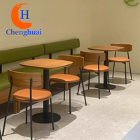 Nouvelle Tendance : Ensemble Table et Chaises de Café, Banquettes de Restaurant Commerciales en Métal avec Tables en Bois Massif et Revêtement en Cuir PU Moderne