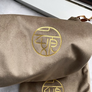 Meilleures ventes : Sac en velours de luxe avec cordon de serrage et impression dorée, sac en velours avec cordon de serrage pour le rangement des vêtements - Product Image 3