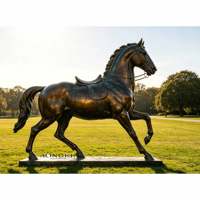 Sculpture de chevaux au galop en bronze patiné verdigris, taille réelle, 3 chevaux, grande statue pour décoration extérieure de bâtiment ou de place publique