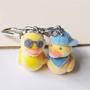 かわいい漫画のアヒルキーホルダー ミニ3Dフロッキングアヒルの子キーリング フロッキングクラフトアニマルチャームペンダント 車のキーデコレーション パーティーギフト - Product Image 2