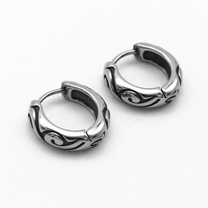 Yunnique Boucles d'oreilles Huggie en acier inoxydable, motif géométrique noir, pour hommes et femmes, style japonais et coréen - Product Image 1