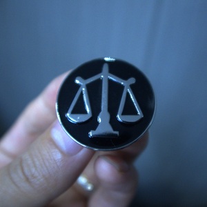 Concevez vos propres épingles en émail Pins personnalisés Para Trajes Justicia - Product Image 2
