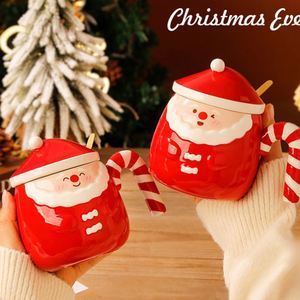 Mug en céramique 3D Père Noël peint à la main avec couvercle et cuillère en forme de canne à sucre, tasse à café de Noël mignonne faite à la main pour cadeau de fêtes - Product Image 2