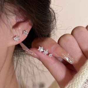 Boucles d'oreilles en forme d'étoile pour femmes, serti de zircon, bijoux de fête, à la mode, pour oreilles percées, design sophistiqué et léger de luxe - Product Image 2
