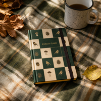Carnet de notes LABON personnalisé sur le thème de la forêt, vert crème, motif damier, avec dorure à chaud, oiseaux, pommes de pin, champignons, acorns, bords dorés et bande élastique