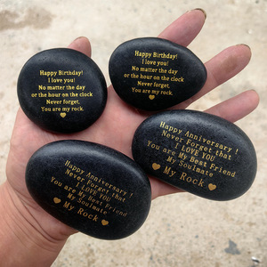 Piedras Naturales Negras con Diseños en Letras Doradas, Ecológicas y Duraderas, Personalizables - Product Image 2