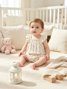 Ensemble 2 pièces d'été en mousseline pour bébé fille 0-18 mois : débardeur à volants et short bulle à nœud, motif floral, vente en gros - Product Image 4
