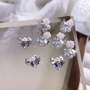 Wunderschöne Künstliche Eis-Transparente Weiße Handgefertigte Perlen-Rose Funkelndes Accessoire - Product Image 3